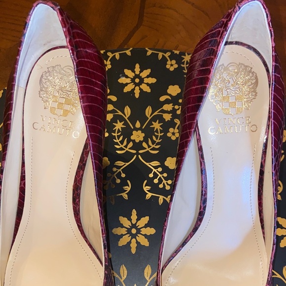 Vince Camuto Maroon and Black Snakeskin Heels - Picture 2 of 11